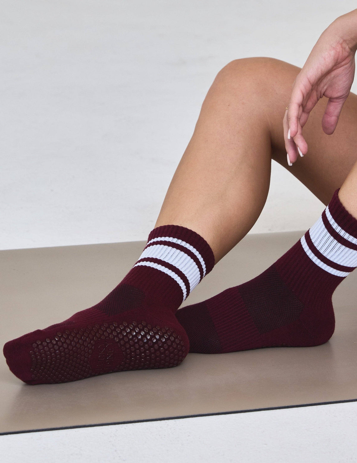 The Crew Stripe Grip Sock: Off-White / Grey