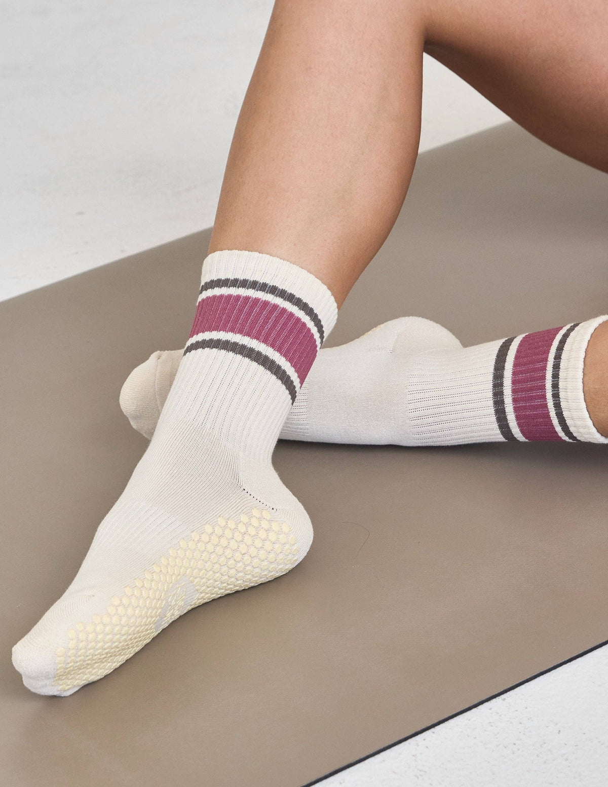 The Crew Stripe Grip Sock: Off-White / Grey